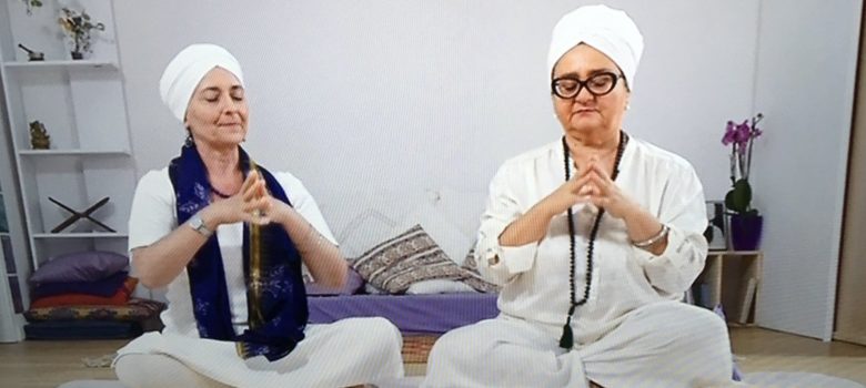 Guru Jiwan e Paola mostrano una meditazione del Kundalini Yoga a Senso Comune Rai 3