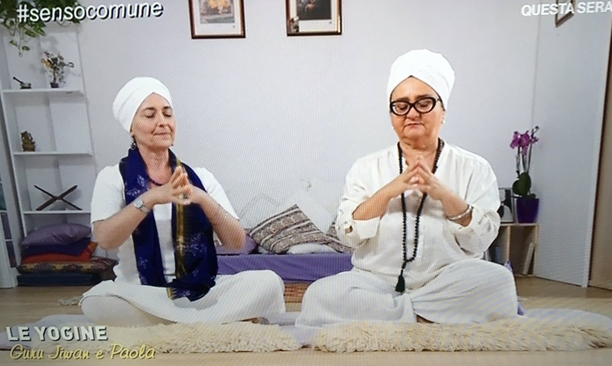 Guru Jiwan e Paola mostrano una meditazione del Kundalini Yoga a Senso Comune Rai 3 
