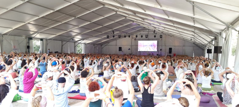 Meditazione yoga collettiva al Festival Europeo di Kundalini Yoga